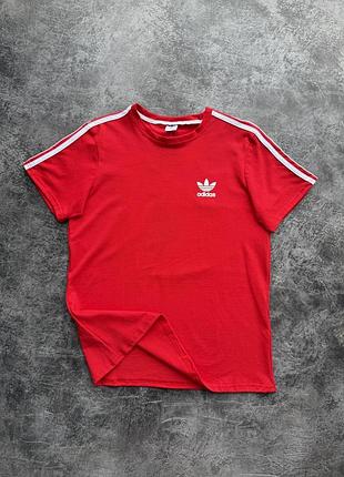 Чоловіча футболка з принтом adidas червона з білими лампасами