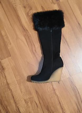 Стильні високі зимові чоботи на танкетці з хутряною опушкою ugg australia valberg boots (розмір 36)