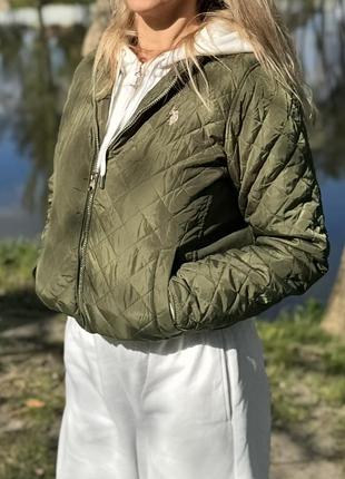 Жіноча стьобана куртка-бомбер u.s. polo assn кольору хакі, розмір s-m