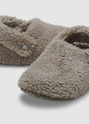 Crocs домашние комнатные тапочки сабо classic cozzzy slipper 210856