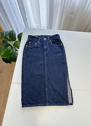 Темно-синя джинсова спідниця довжини міді levi’s 24 ( xs -xxs ) розміру