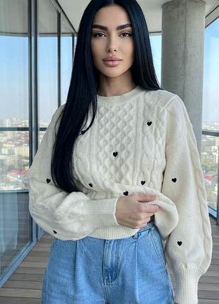 Свитер с вышитыми сердечками