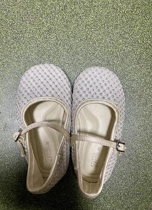 Білі святкові туфельки zara для дівчинки 🤍 з ремінцем, 22 розмір, ідеальний стан