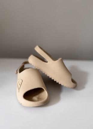 Босоніжки та сандалі дитячі crocs бежеві 25 розмір