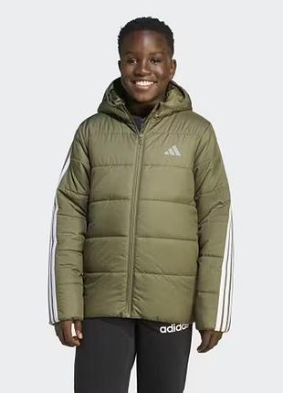 Оригінал підліткова adidas junior essentials 3 stripes padded jacket - olive strata/white (jl7405) оригинал адидас хакі осінь демісезон повсякденна