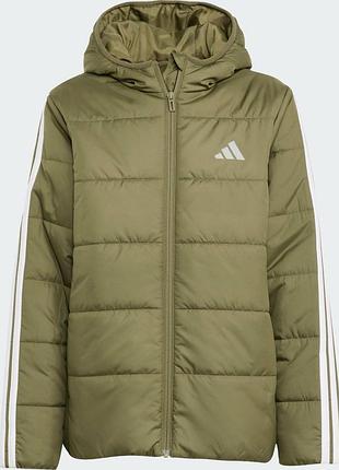 Оригінал підліткова adidas junior essentials 3 stripes padded jacket - olive strata/white (jl7405) оригинал адидас хакі осінь демісезон повсякденна 3
