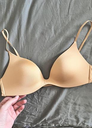 Бюстгальтер без кісточок (wireless bra) бежевого кольору від бренду uniqlo.