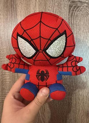 Обработку показано официальную лицензированную мягкую игрушку marvel spider-man
