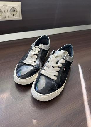 Кеди жіночі tommy hilfiger , стан ідеальний , темно сині під джинс дуже гарно , натуральна замш по бокам , на розмір 37, 36,5