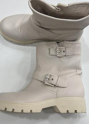 Ботінки жіночі. 8