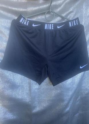 Жіночі спортивні шорти nike