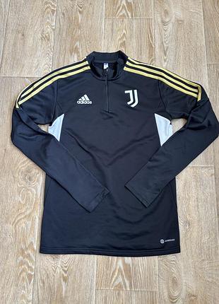 Чорна спортивна кофта adidas juventus fc 22/23 training top із характерними золотистими смужками на плечах