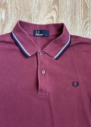 Бордове чоловіче поло бренду fred perry із характерними подвійними смужками на комірі та манжетах (серія twin tipped)