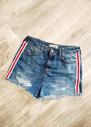 Джинсовые шорты с рваностями и лампасами