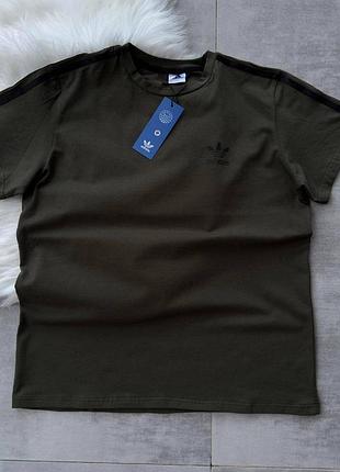 Мужская футболка adidas хаки с полосами адидас с лампасами (b)