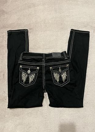 Джинсы arizona jeans со стразами и крыльями на задних карманах true religion type miss me apple bottoms rock revival buddha slim