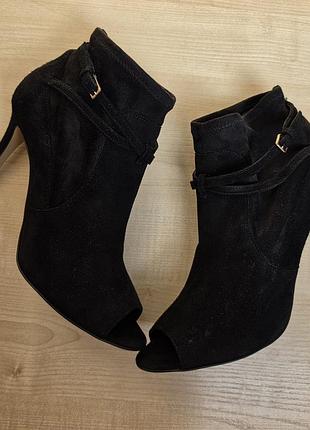 Элегантные замшевые ботильоны karen millen с открытым носком (peep toe) / р.39