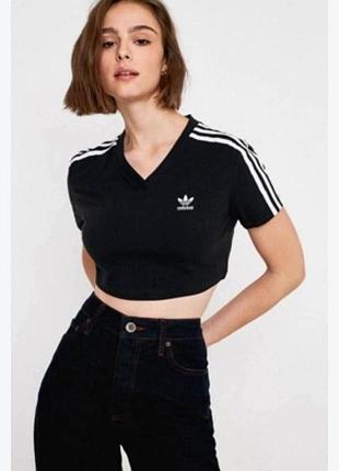 Фірмова вкорочена жіноча футболка adidas оригінал .￼ стан гарний 

￼ розмір xs/s