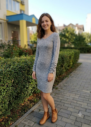 Трикотажне меланжеве плаття yessica з драпіруванням на рукавах.
