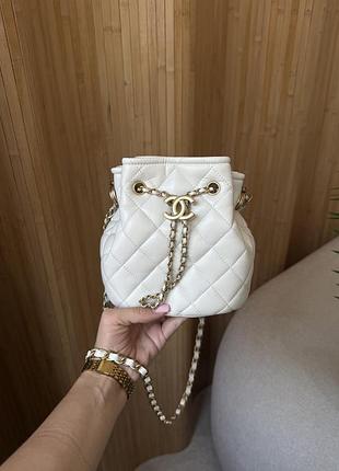 Сумки для жінок chanel mini button bucket crossbody bag молочна, золотиста