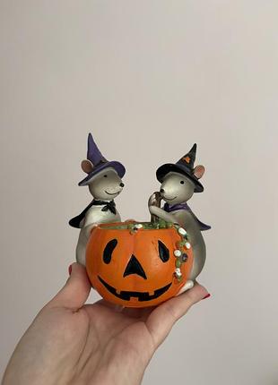 Мила статуетка в стилі halloween