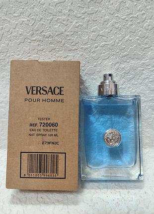 Туалета вода versace pour homme у прямокутному скляному флаконі блакитного кольору з фірмовою сріблястою емблемою. 100мл