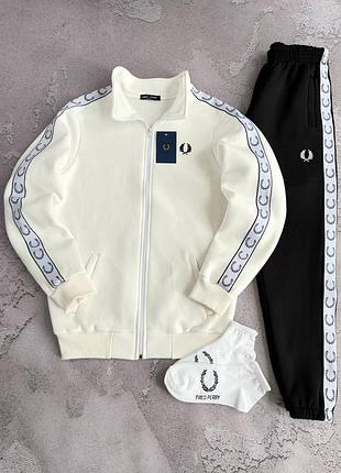 Теплый костюм fred perry на флисе 
2 пары носков в подарок!