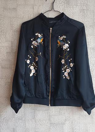 Женская куртка-бомбер с вышивкой от zara.