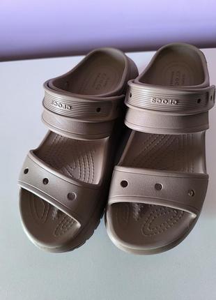 Босоніжки жіночі crocs mega crush sandal світло-коричневі, розмір 38