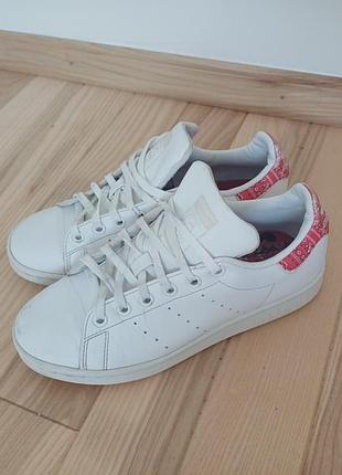 Кросівки жіночі adidas stan smith білі з червоно-рожевим акцентом, розмір 36.5
