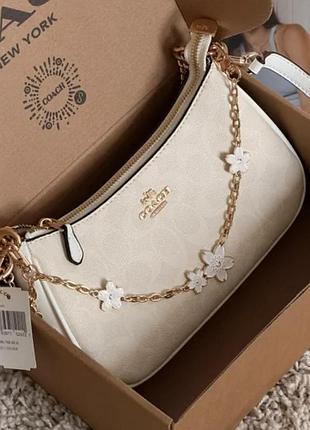 Женская сумка coach teri in signature canvas with charms молочный коуч тери с цепочкой