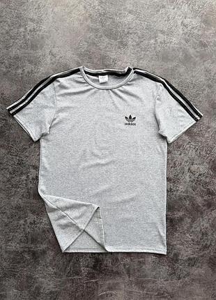 Футболка унисекс с логотипом adidas серая с чёрными лампасами