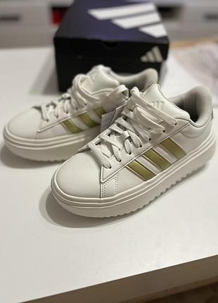 Кросівки фірмові adidas