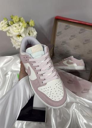 Nike dunk low sail pink
нежная и очень стильная женская модель. выглядят дорого, легко сочетаются с любой одеждой.