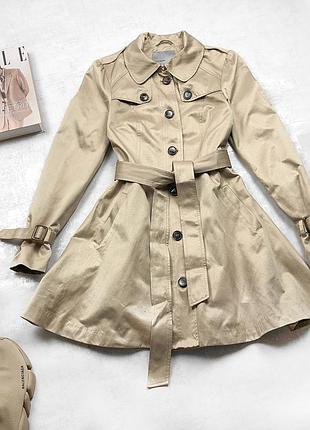 Женский атласный тренч плащ vero moda с контрастной фурнитурой, поясом и карманами xs-s бежевый