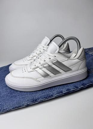 Білі кросівки adidas courtblock
