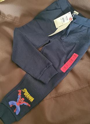 Спортивні штани для хлопчиків sinsay сині з принтом spiderman, розміри 104, 110