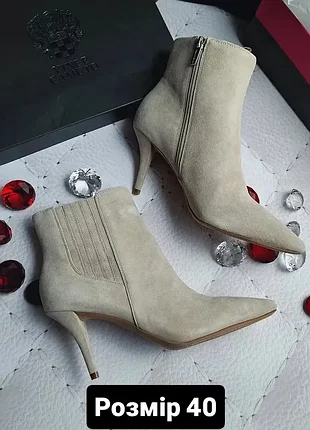 Vince camuto оригінал світло-бежеві замшеві ботильони на шпильці