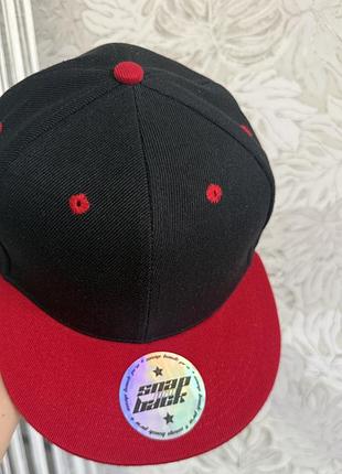 Кепка унісекс snapback чорна з червоним прямим козирком