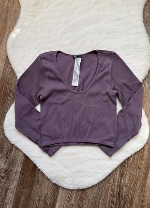 Фиолетовый лонгслив в рубчик zara