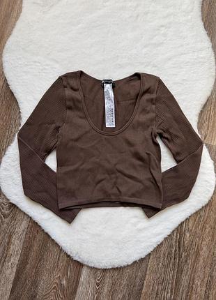 Коричневый лонгслив в рубчик zara