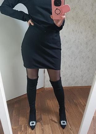 Черное мини платье с длинным рукавом.