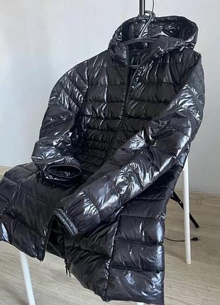 Uniqlo пуховик жіноче подовжений пуховик uniqlo ultra light down в класичному глянцевому чорному кольорі.