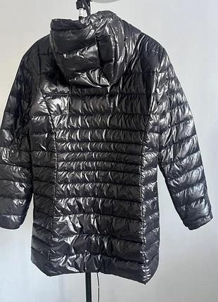 Uniqlo пуховик жіноче подовжений пуховик uniqlo ultra light down в класичному глянцевому чорному кольорі. 6