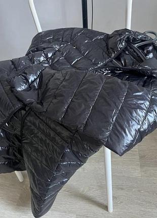 Uniqlo пуховик жіноче подовжений пуховик uniqlo ultra light down в класичному глянцевому чорному кольорі. 2