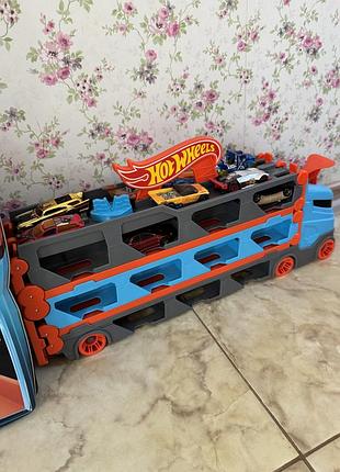 Ігровий набір для хлопчика hot wheels з автовозом та 100 машинками, а також гараж hot wheels та валіза для зберіганнярізнокольоровий, пластик