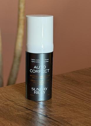 Крем для шкіри навколо очей sunday riley, auto correct eye brightening and depuffing eye contour cream