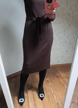 Платье в рубчик с поясом.