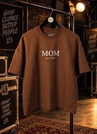 Коричневая оверсайз футболка mom est. 2026 для мамы с принтом l, коричневый