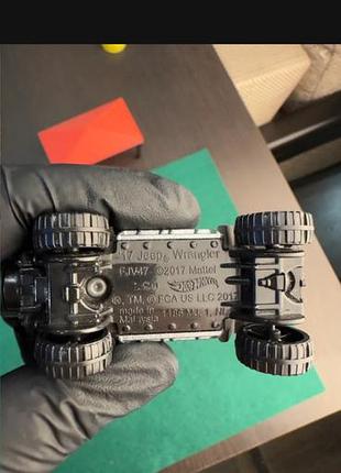 Hot wheels «17 jeep wrangler» модель машинки 3